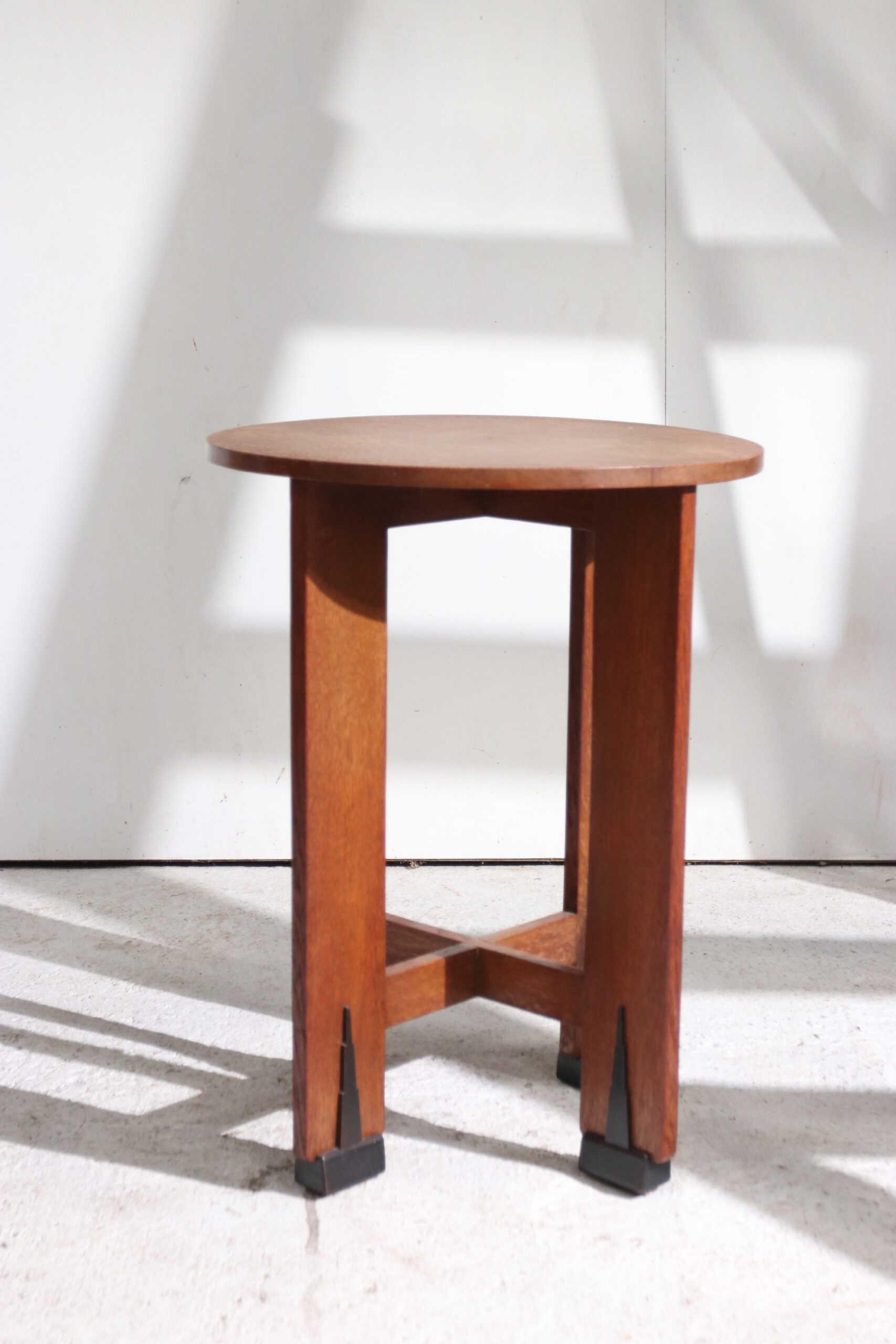 Ronde eiken bijzettafel Amsterdamse School-stijl – foto 1