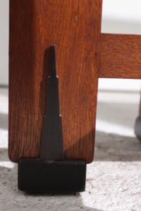 Ronde eiken bijzettafel Amsterdamse School-stijl – foto 5