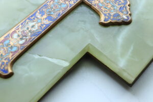 19e-eeuws Frans wijwatervat bénitier van groen onyx en champlevé email – foto 8