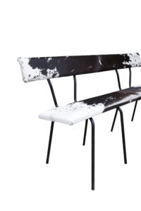 Industrieel vintage schoolstoelbankje met koeienhuid bekleding en zwart metalen frame