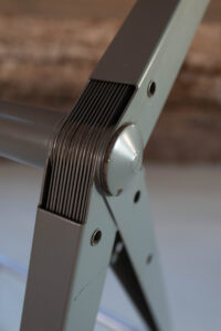 Friso Kramer Reply tekentafel XL Ahrend de Cirkel – gelaagd stalen scharnier detail