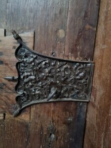 Antieke eiken deur met kozijn en smeedijzeren slot – foto 5