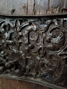Antieke eiken deur met kozijn en smeedijzeren slot – foto 6