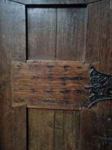Antieke eiken deur met kozijn en smeedijzeren slot – foto 7