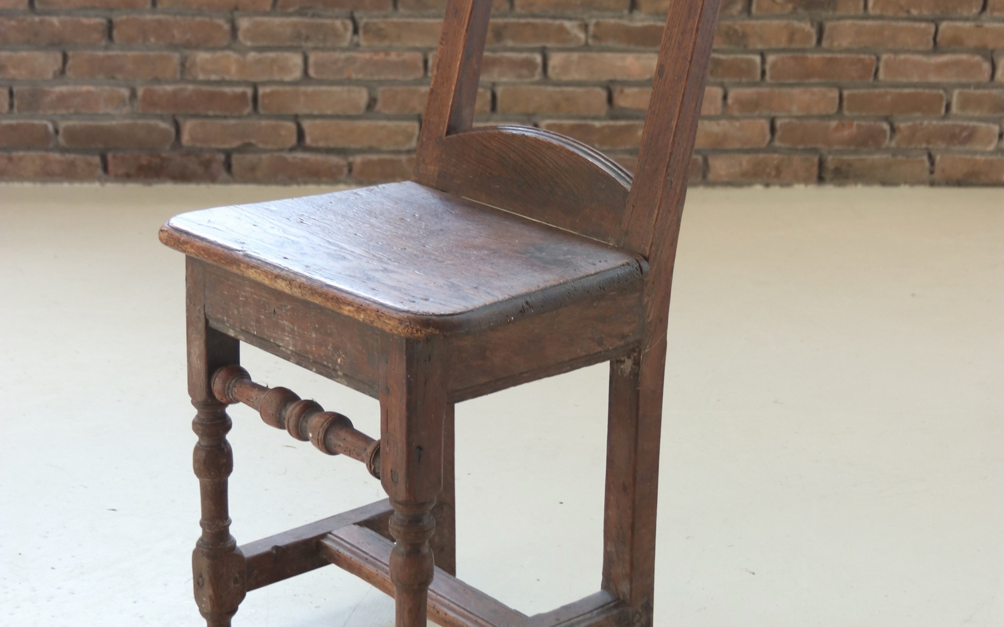 antieke eiken stoel hoge rugleuning chaise lorraine gedraaide poten – hoofdfoto