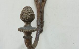 bronzen embrasse gordijnhouder dennenappel lodewijk xvi antiek – hoofdfoto