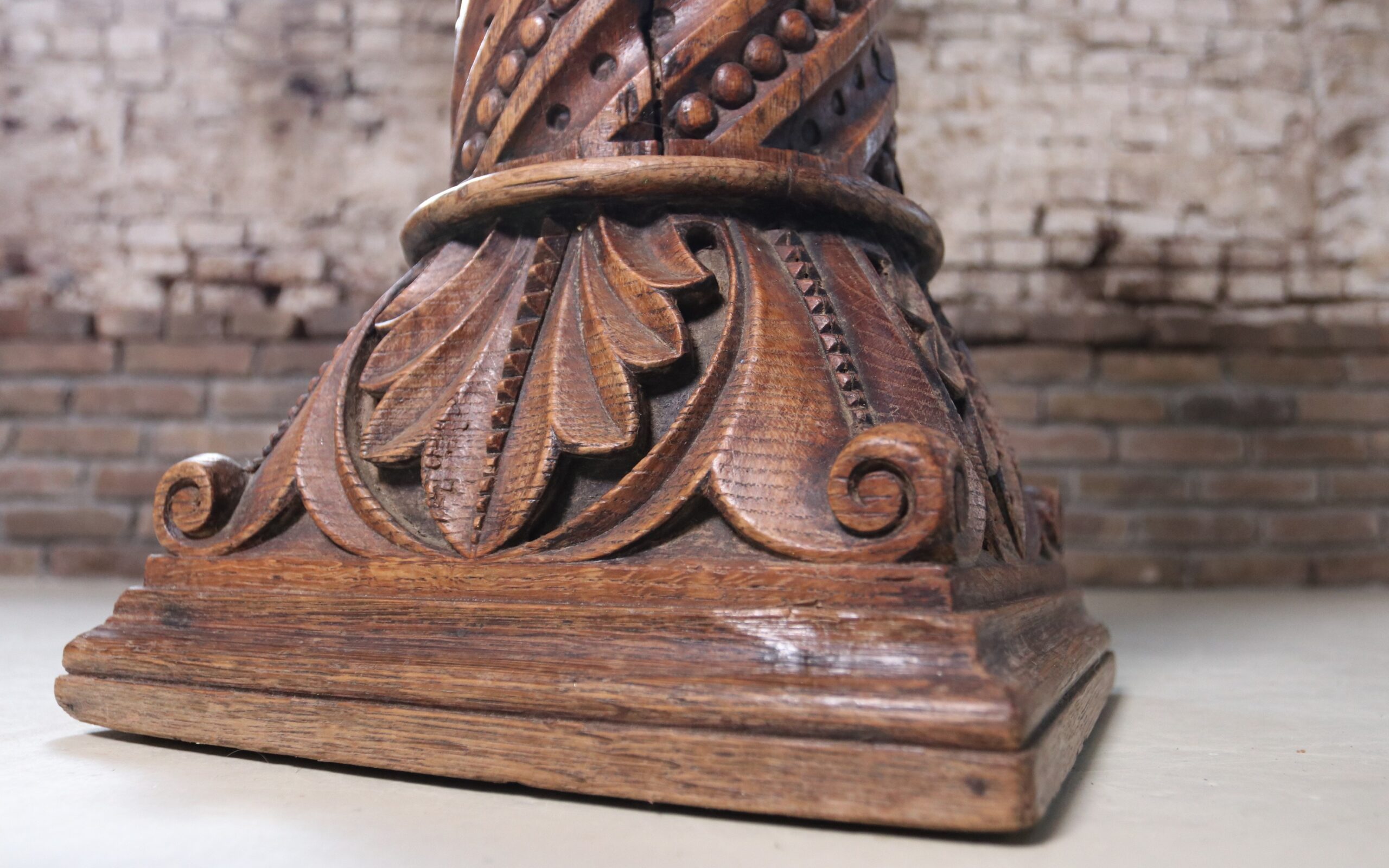 Gesneden eikenhouten zuil getordeerd met parels en acanthus