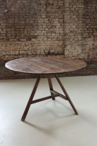 Grote ronde grenen driepoottafel cricket table – foto 1