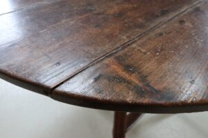 Grote ronde grenen driepoottafel cricket table – foto 4
