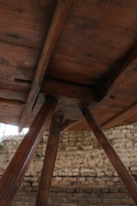 Grote ronde grenen driepoottafel cricket table – foto 5