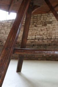 Grote ronde grenen driepoottafel cricket table – foto 6