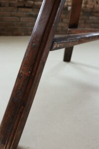 Grote ronde grenen driepoottafel cricket table – foto 7