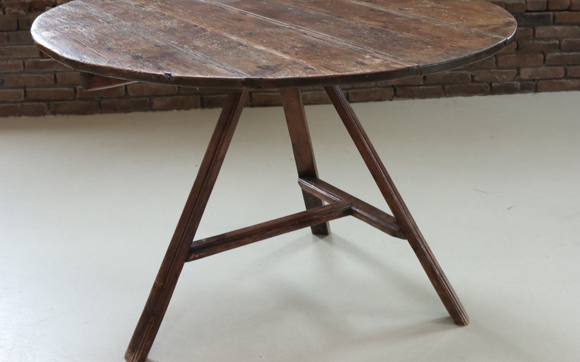 Grote ronde grenen driepoottafel cricket table