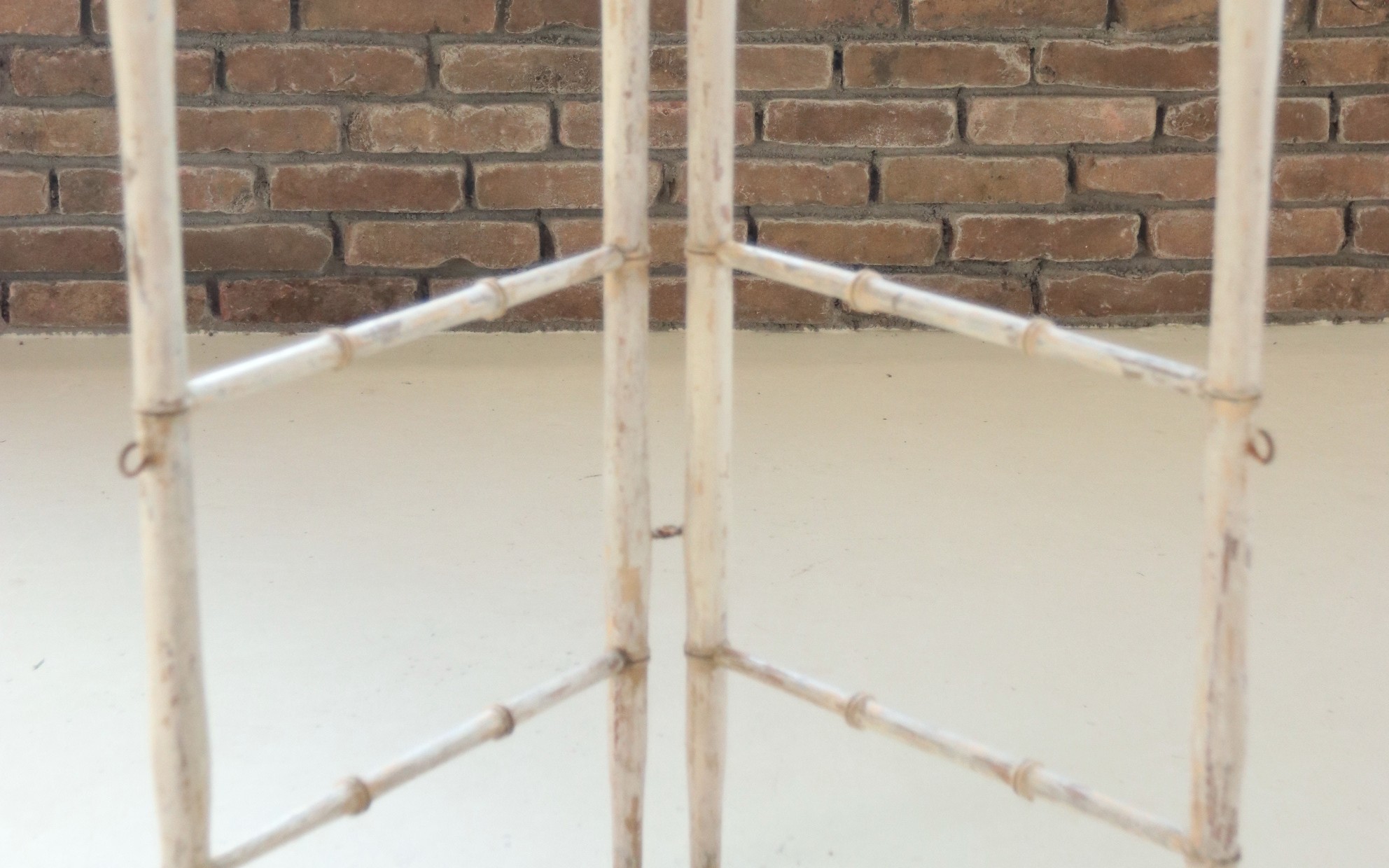handdoekrek faux bamboo wit geschilderd hout scharnierend – hoofdfoto