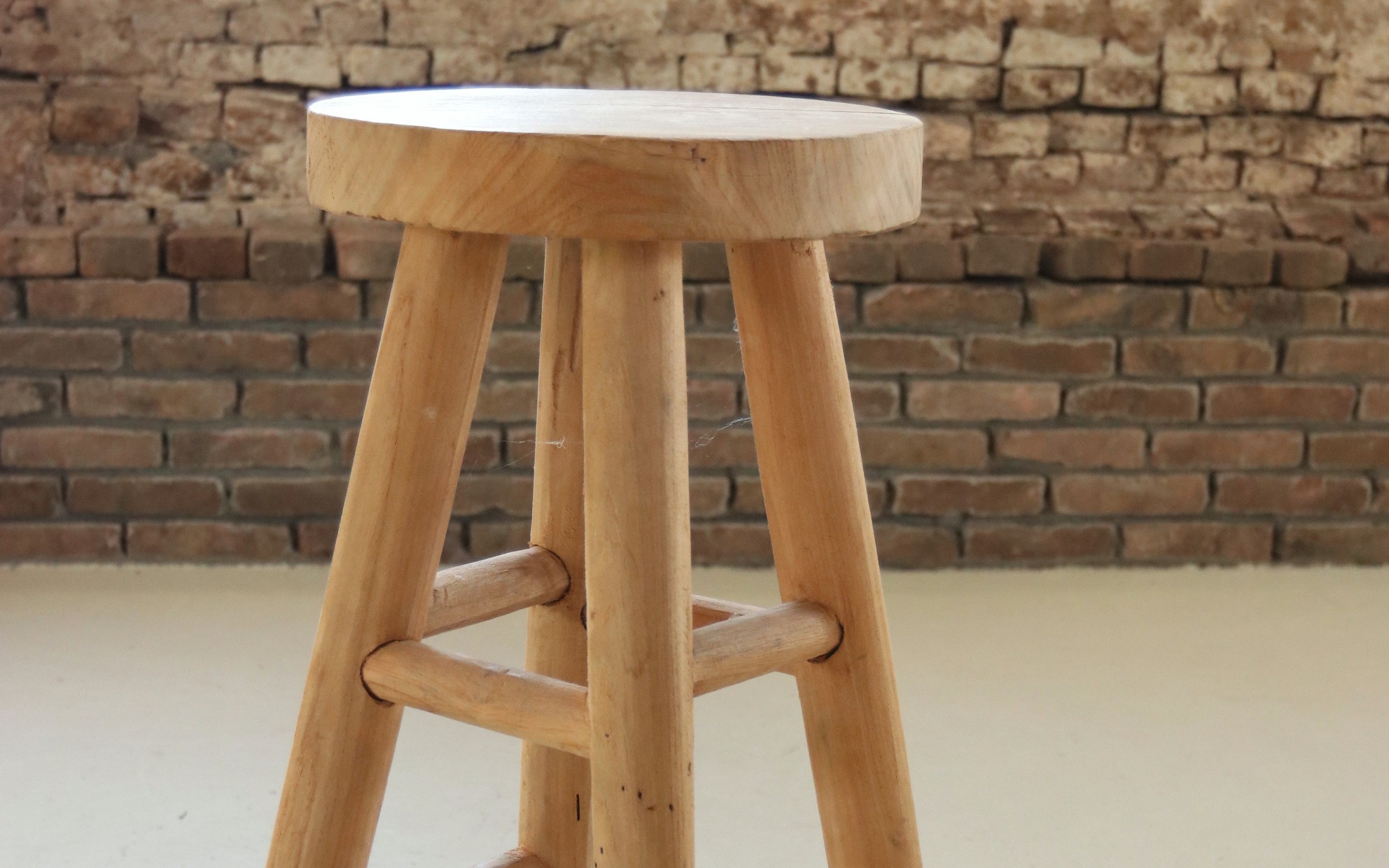 houten barkruk rond massief blad onbehandeld hout – hoofdfoto