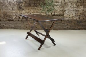 Donkere houten klaptafel met X-poten – foto 1