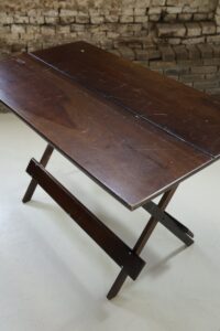 Donkere houten klaptafel met X-poten – foto 3