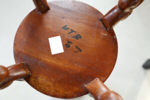 Houten plantenstandaard met getordeerde poten – foto 7