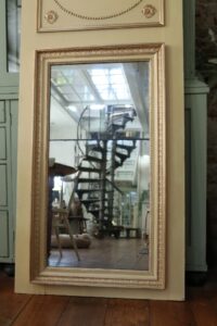 Trumeau spiegel Louis XVI-stijl met urn en dolfijnen – foto 3
