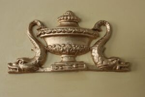 Trumeau spiegel Louis XVI-stijl met urn en dolfijnen – foto 4