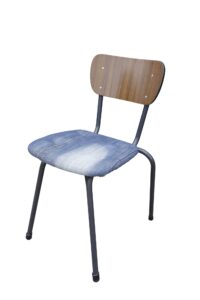 Vintage schoolstoel met denim zitting en houten rugleuning – foto 1