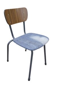 Vintage schoolstoel met denim zitting en houten rugleuning – foto 2