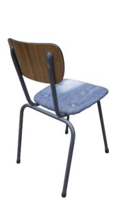 Vintage schoolstoel met denim zitting en houten rugleuning – foto 3