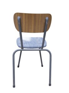 Vintage schoolstoel met denim zitting en houten rugleuning – foto 4