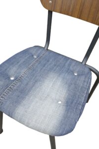 Vintage schoolstoel met denim zitting en houten rugleuning – foto 5