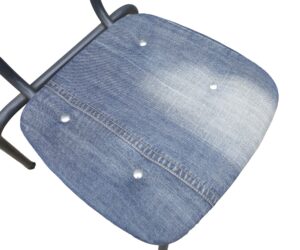Vintage schoolstoel met denim zitting en houten rugleuning – foto 6