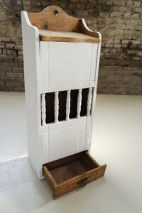 Wit geschilderde stokbroodkast met spijlen en lade – foto 2